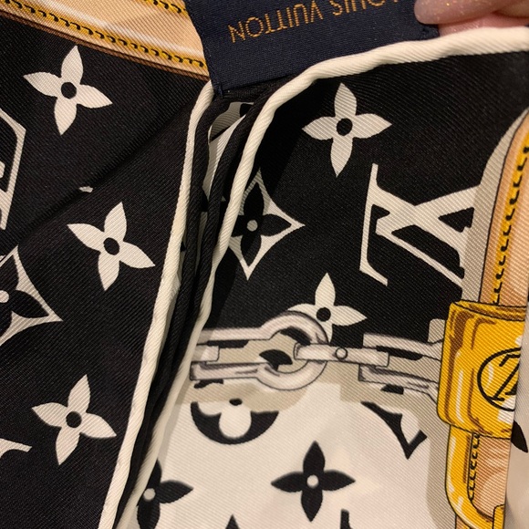 Louis Vuitton original silk scarf - Picture 3 of 6